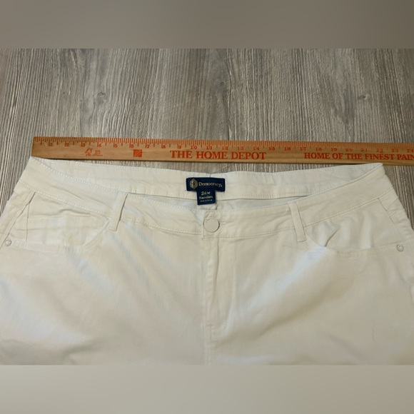 Democracy Women's Flex - Ellent 24W White Cuffed or Uncuffed Capri Denim Pants - Picture 9 of 12